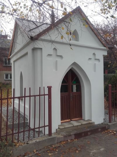 Widok kapliczki od frontu. Stan po wykonanych kompleksowych pracach remontowo-konserwatorskich jej struktury architektonicznej. Fot. ze zbiorów autorki